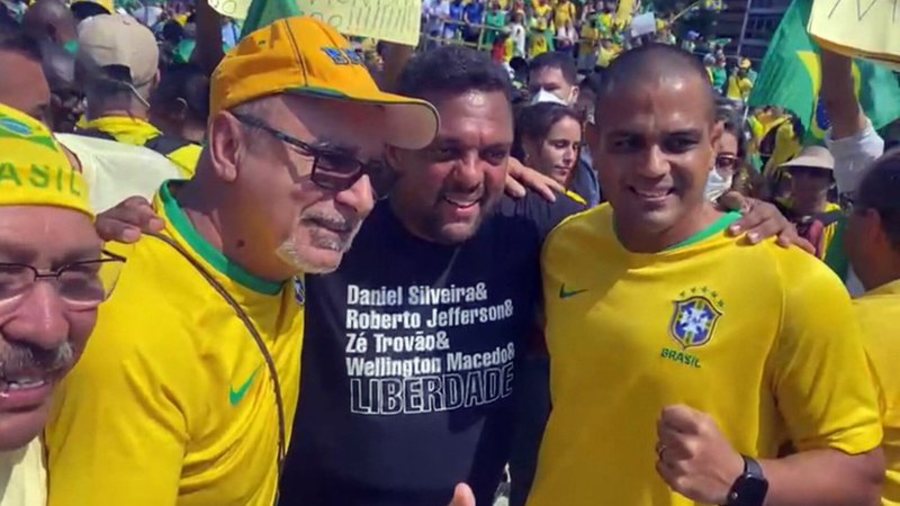 Center queiroz participa de manisfestacoes pro bolsonaro widelg