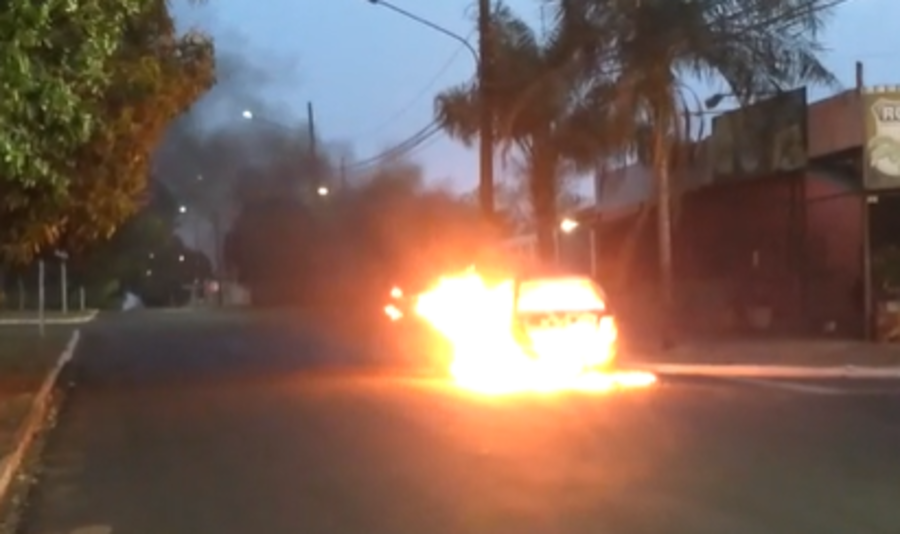 Center carro pegando fogo widelg