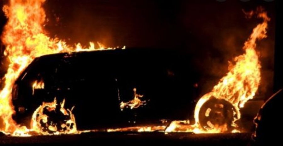 Center carro pega fogo apos bater em poste em jardim widelg