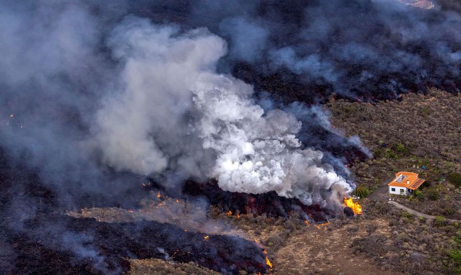 Center 2021 09 24t095223z 182233952 rc2ptp9tjal2 rtrmadp 3 spain volcano lava houses