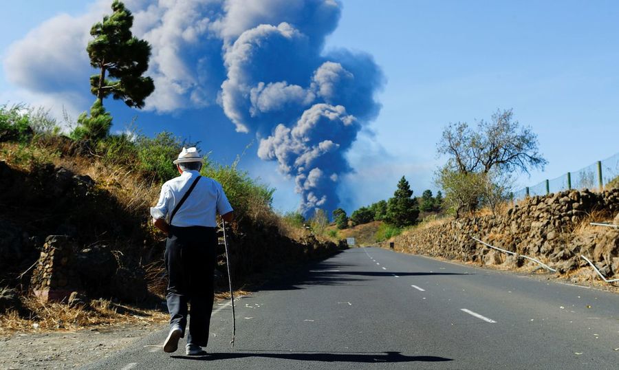 Center 2021 10 04t140244z 51927494 rc203q9e7wc9 rtrmadp 3 spain volcano