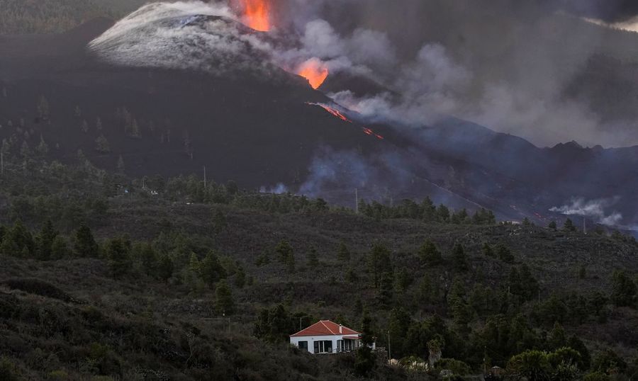 Center 2021 10 13t161225z 1449073309 rc249q9gnfqd rtrmadp 3 spain volcano drone dogs