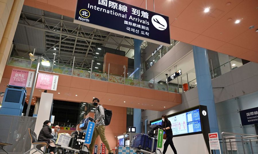 Center 2021 11 29t103151z 1612709617 mt1yomiur000nttrgh rtrmadp 3 japan to ban entry of overseas travelers due to omicron