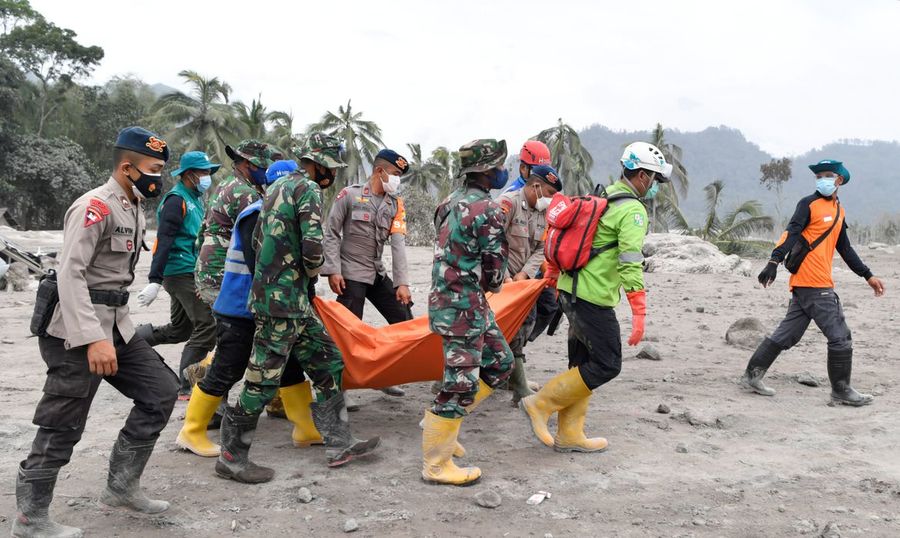 Center 2021 12 06t144805z 1 lynxmpehb50nc rtroptp 4 indonesia volcano