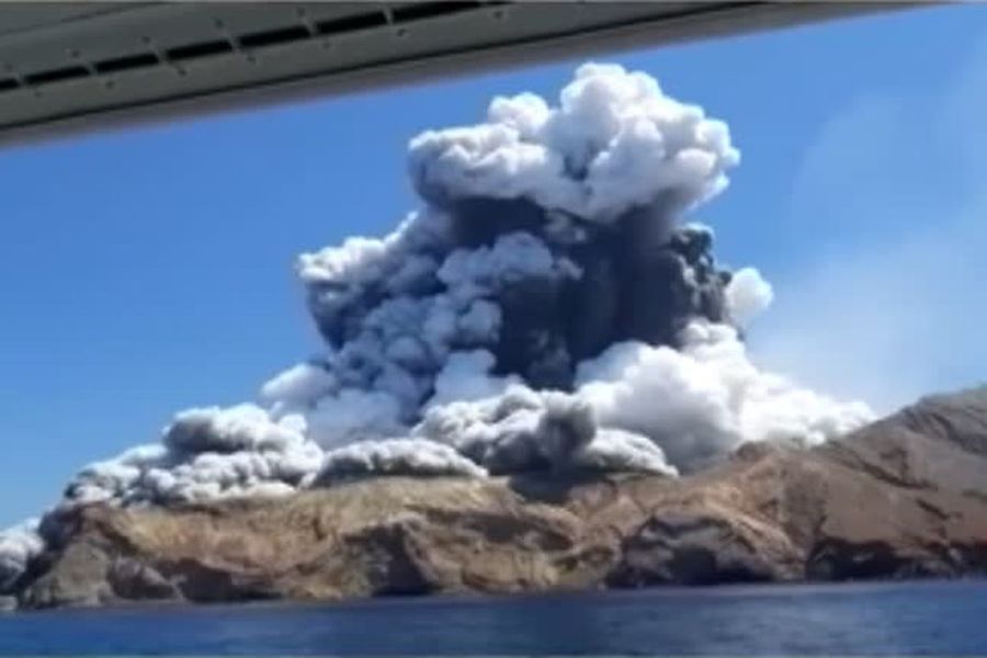 Center 2019 12 09t120647z 2 lwd0016tr1t1j rtrwnev e 1158 newzealand volcano ugc 5