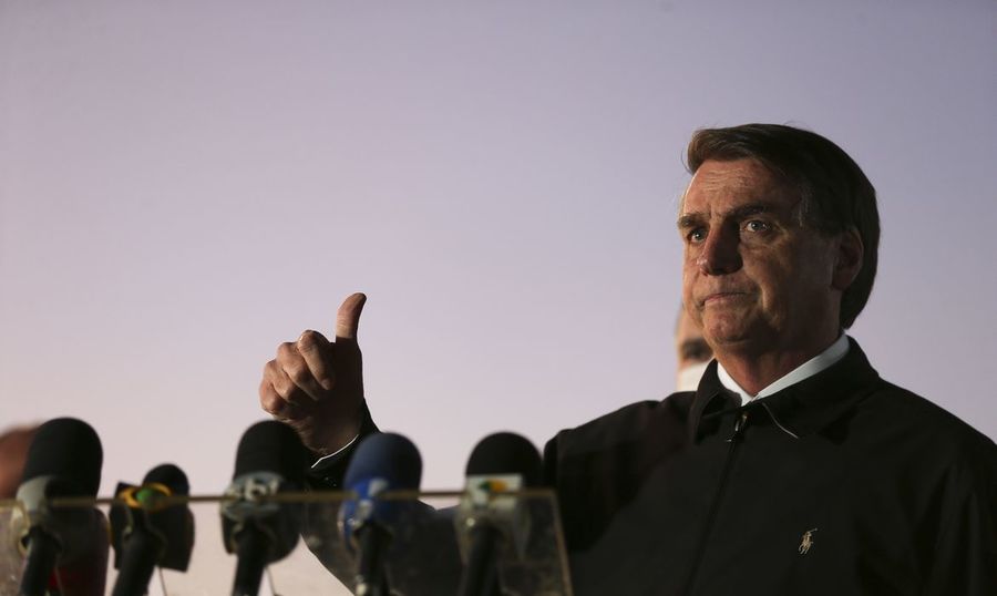 Center 260520o presidente jair bolsonaro cumprimenta populares e fala a imprensa no palacio da alvorada 3214