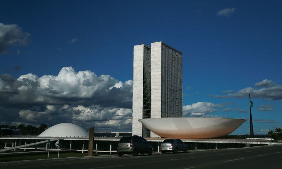 Center monumentos brasilia cupula plenario da camara dos deputados3103201337