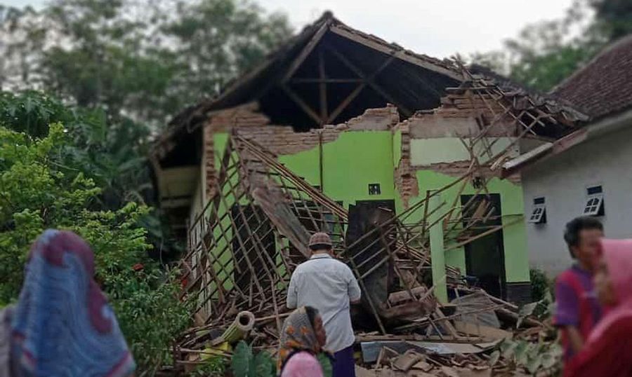 Center 2021 04 10t093828z 1508762163 rc2xsm9gu2bo rtrmadp 3 indonesia quake