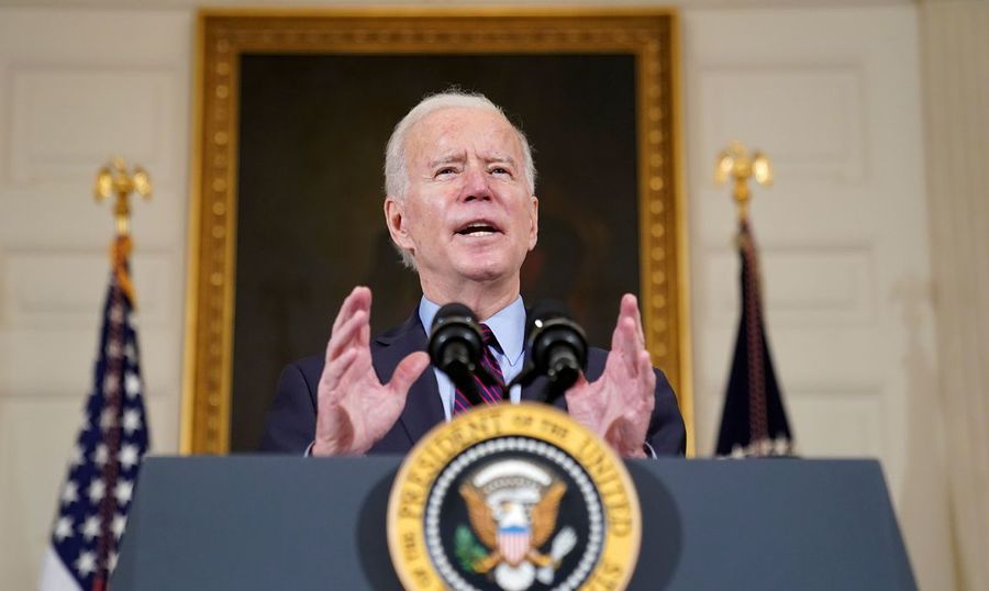 Center joe biden presidente eua