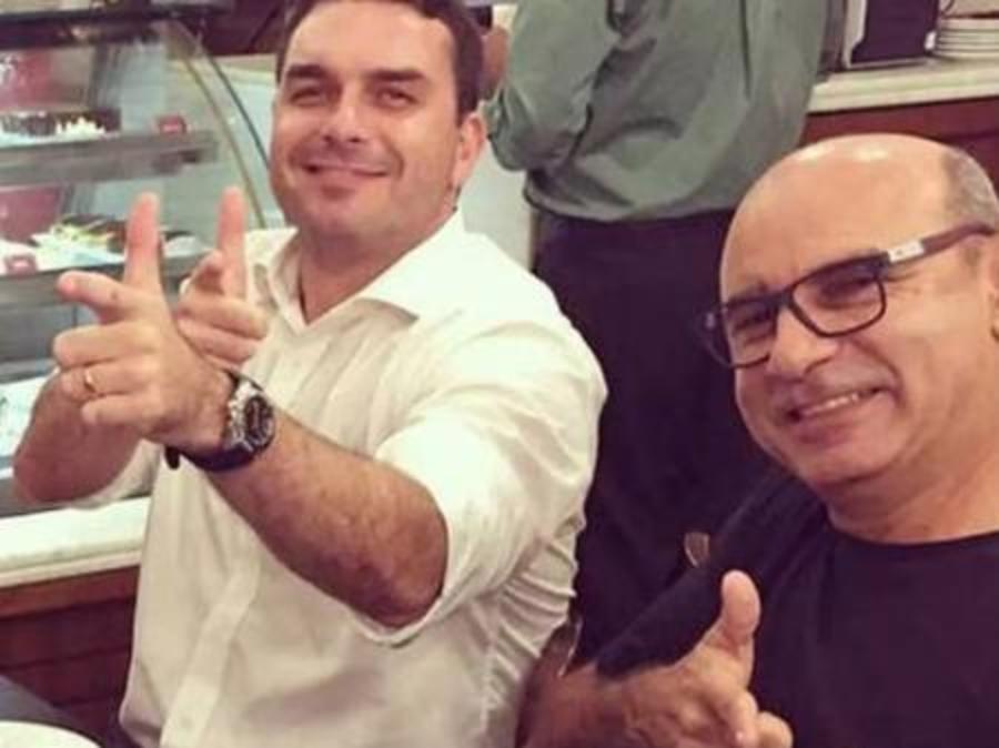 Center flavio bolsonaro e fabricio queiroz fazem sinal de arminha 1592475684846 v2 450x337