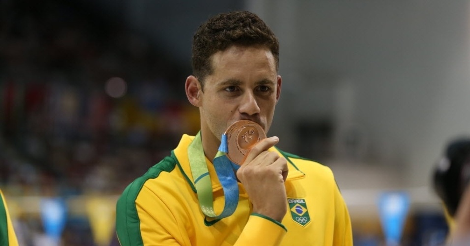 Thiago pereira beija medalha de bronze que lhe alcou a condicao de maior medalhista da historia do brasil nos jogos pan americanos 1437008413275 956x500