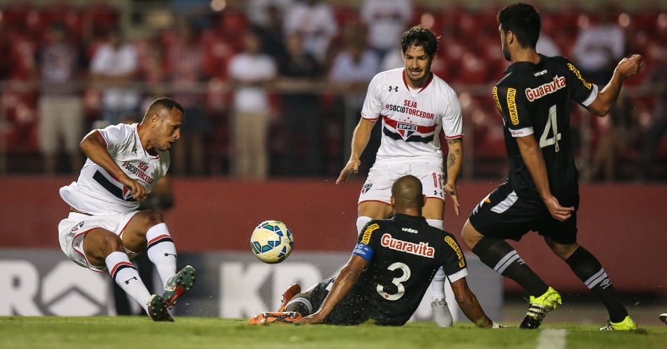 Alexandre pato e luis fabiano tentam jogada ofensiva para o sao paulo contra o vasco pela copa do brasil 1443059529887 956x500