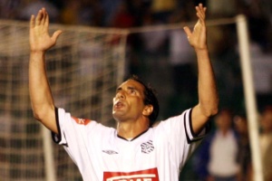 Edmundo comemora gol marcado durante passagem pelo figueirense em 2005 1441662615206 300x200