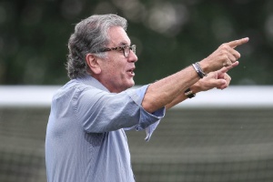 Carlos miguel aidar presidente do sao paulo participa de treino da equipe 1419169015318 300x200