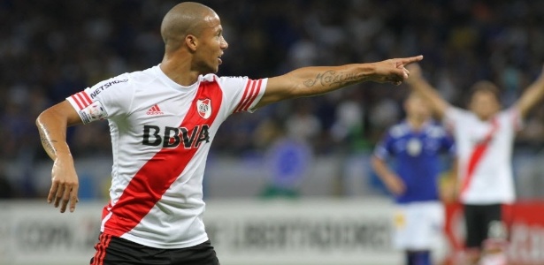 Carlos sanchez comemora gol do river plate contra o cruzeiro nas quartas de final da libertadores 1432776884712 615x300