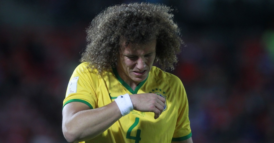 David luiz faz cara de dor durante o jogo entre brasil e chile na estreia verde amarela nas eliminatorias para a copa do mundo de 2018 1444488202807 956x500