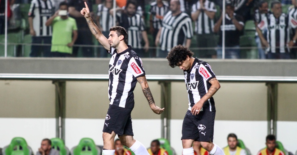 Lucas pratto comemora apos marcar para o atletico mg contra o internacional pelo campeonato brasileiro 1444867087920 956x500