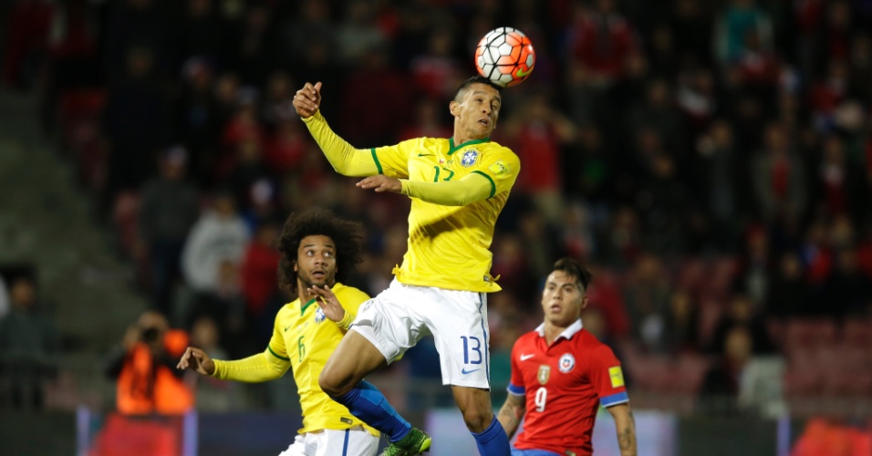 Marquinhos disputa bola no alto no confronto entre chile e brasil pelas eliminatorias sul americanas 1444360337225 956x500