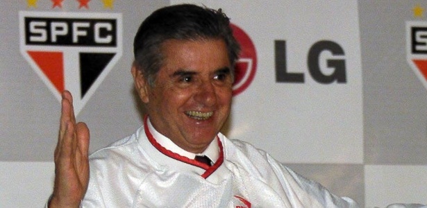 Paulo amaral esquerda posa em 2001 na apresentacao de novo patrocinador do sao paulo 1445010865730 615x300