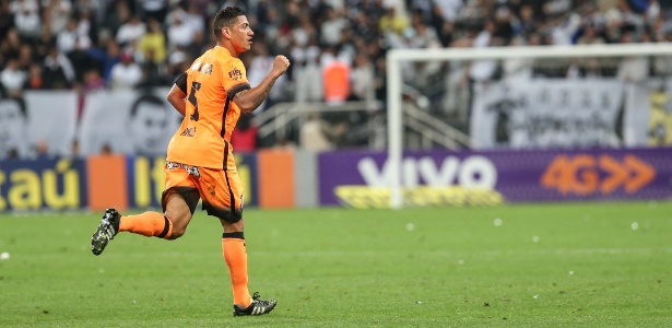 Ralf marca o segundo do corinthians contra o fluminense 1441249167776 615x300