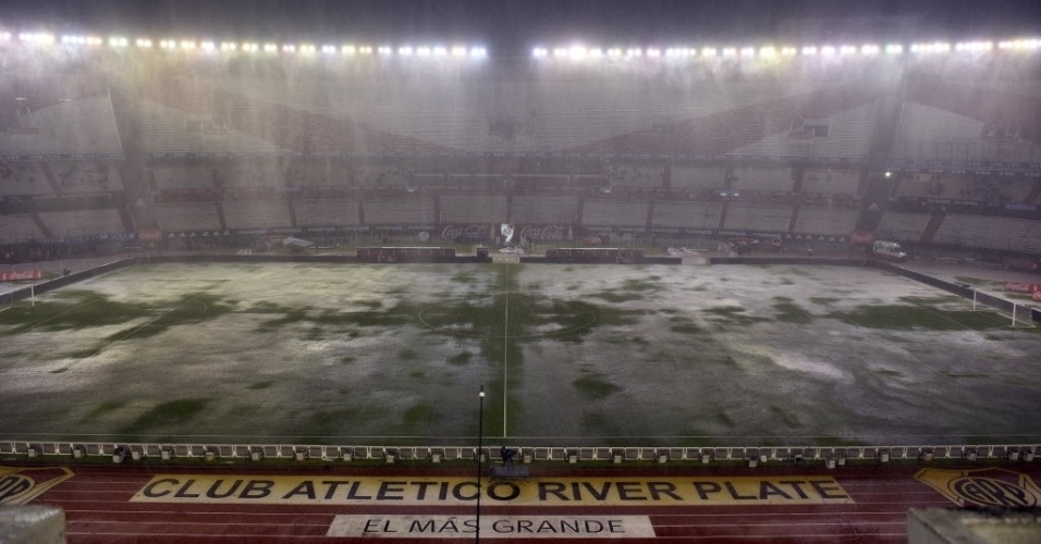 Gramado encharcado impossibilitou a realizacao do classico entre argentina e brasil na casa dos hermanos 1447371314787 956x500