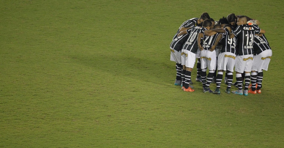 Jogadores do corinthians conversam antes do inicio da partida contra o vasco pelo campeonato brasileiro 1447981047924 956x500