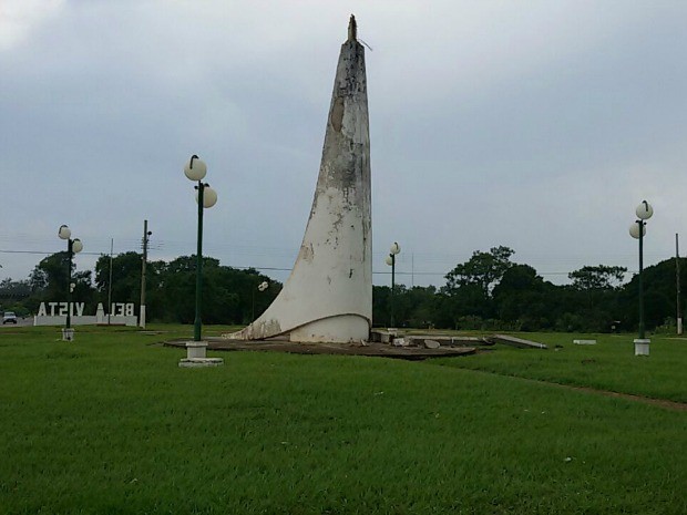 Monumento quebrado