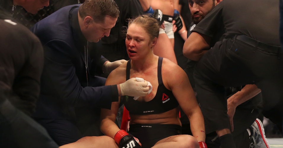 Ronda rousey e atendida depois de ser nocauteada por holly holm 1447568781451 956x500