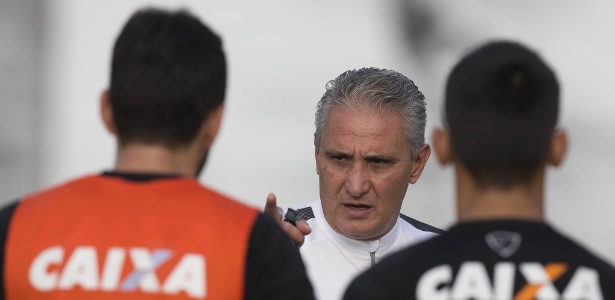 Tite orienta jogadores durante treino do corinthians 1434723898828 615x300