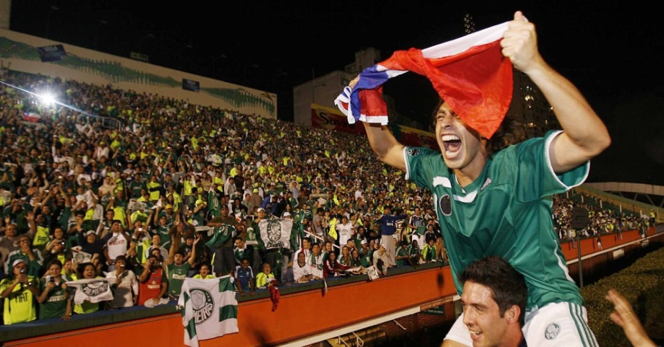 Valdivia e o goleiro bruno comemoram com a torcida o titulo do palmeiras no campeonato paulista 2008 1294525396753 956x500