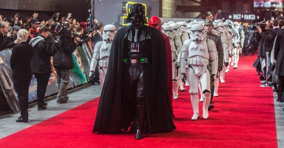 16dez2015 darth vader e stormtroopers desfilam no tapete vermelho em londres em pre estreia de star wars o despertar da forca 1450289434384 956x500