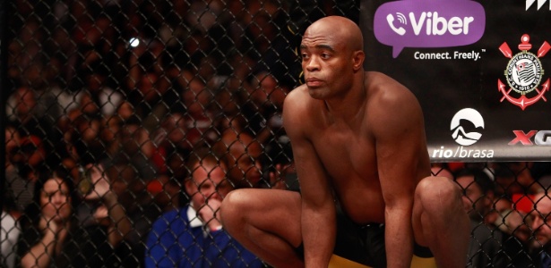 Anderson silva se concentra antes de partir para cima de nick diaz durante a luta principal do ufc 183 em las vegas eua 1422780266688 615x300