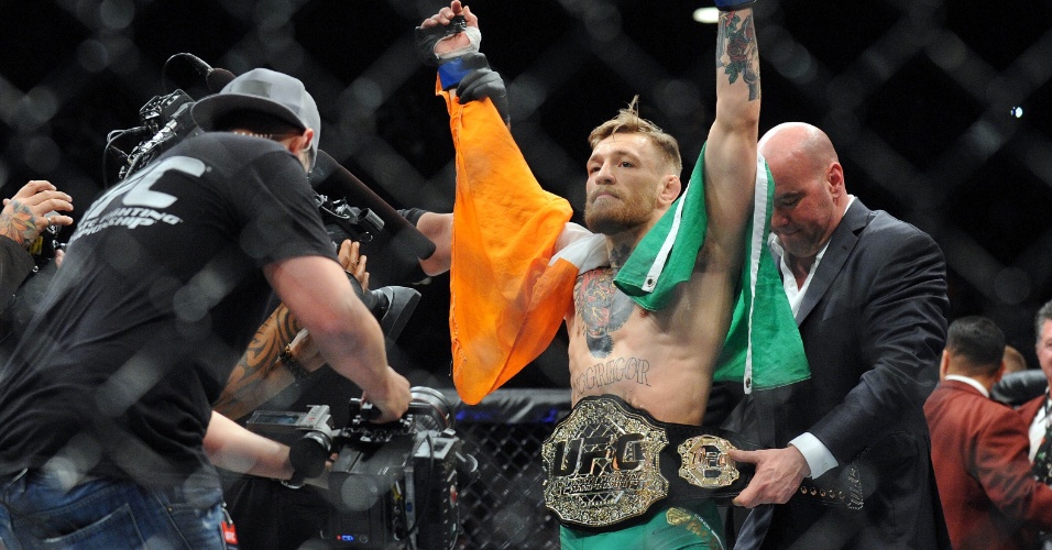 Conor mcgregor recebe o cinturao dos penas depois de vencer jose aldo 1449987099776 956x500