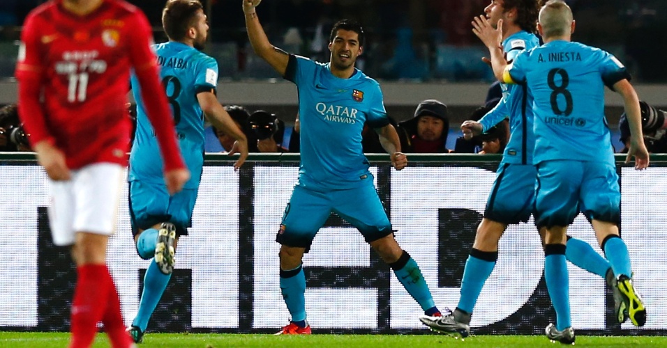 Jogadores do barcelona comemoram gol de luis suarez contra guangzhou evergrande 1450352169756 956x500