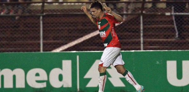 Moises comemora gol da portuguesa contra o gremio empate por 2 a 2 no caninde rebaixou o palmeiras no brasileirao 1353282739629 615x300