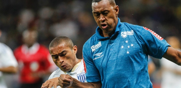 Nino paraiba do avai e fabricio do cruzeiro em acao durante partida disputada no mineirao 1437347839699 615x300