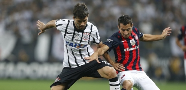 Felipe rouba a bola do jogador do san lorenzo no jogo do corinthians pela libertadores 1429235310474 615x300 1