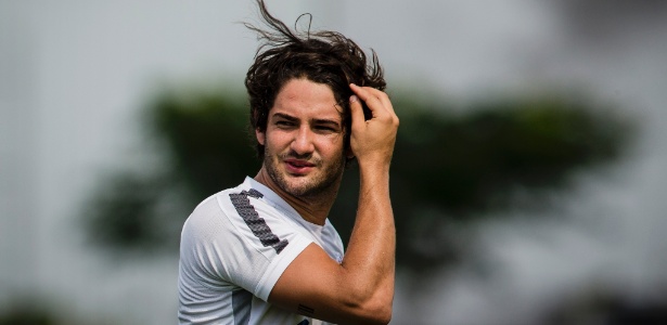 O atacante alexandre pato em treino do corinthians 1452793330515 615x300