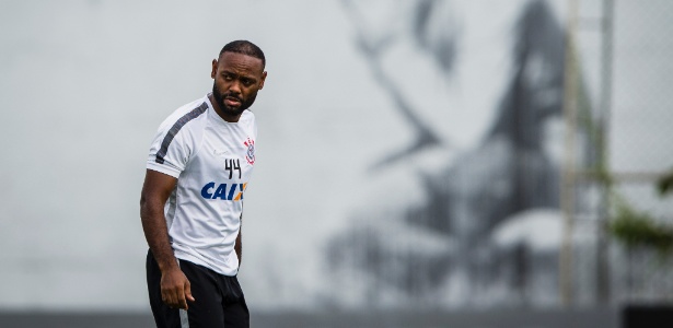 O atacante vagner love em treino do corinthians 1452118142285 615x300