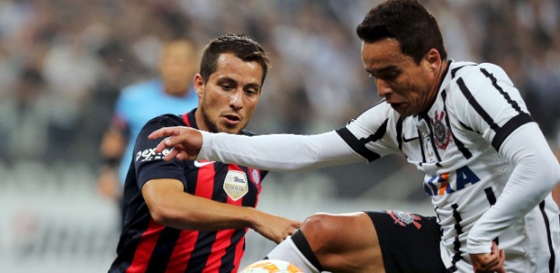 Volante blanco disputa bola com jadson na partida do corinthians contra o san lorenzo na libertadores de 2015 1452811743313 615x300