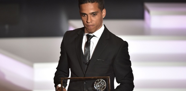 Wendell lira posa com o premio puskas 1452538345025 615x300