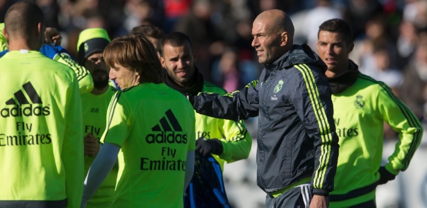 Zinedine zidane comanda seu primeiro treino como tecnico do real madrid 1451992028552 615x300