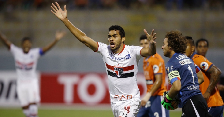 Alan kardec reclama de gol nao marcado para o sao paulo contra o cesar vallejo na libertadores 1454547436500 956x500