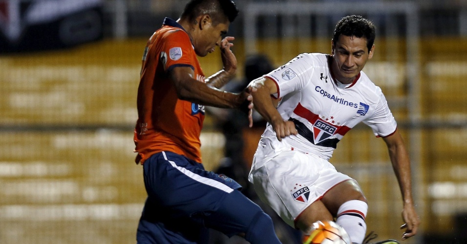 Paulo henrique ganso tenta o chute durante a partida entre sao paulo e cesar vallejo 1455157791188 956x500