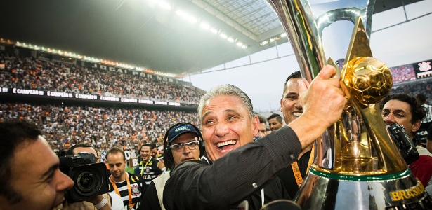 Tite levanta a taca de campeao durante festa na arena corinthians depois da vitoria contra o sao paulo 1448229400439 615x300