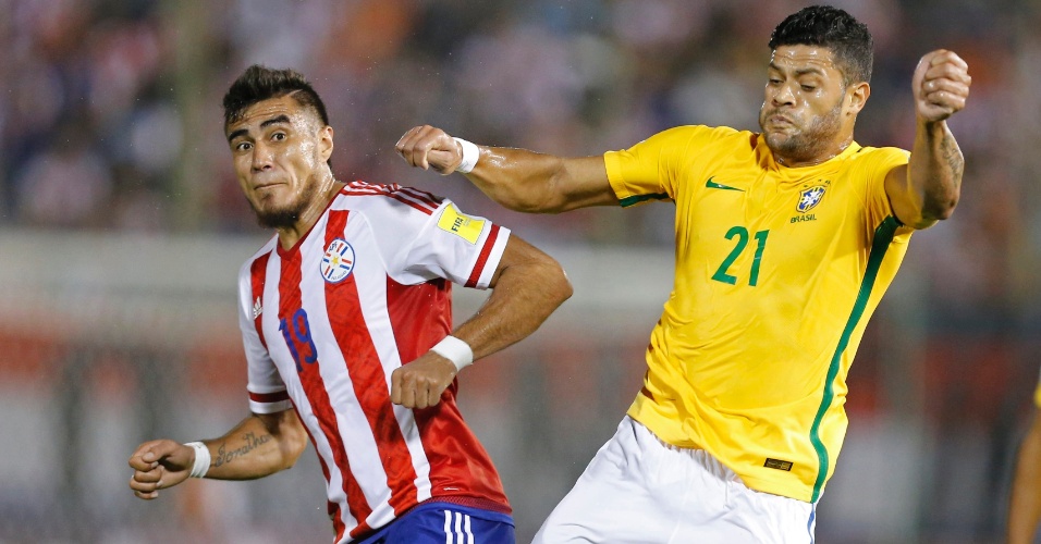 Hulk disputa bola no jogo do brasil contra o paraguai nas eliminatorias 1459304998843 956x500