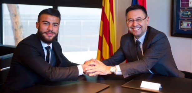 Rafinha alcantara posa com presidente do barcelona josep maria bartomeu apos renovar seu contrato com o clube ate 2020 1448287100222 615x300