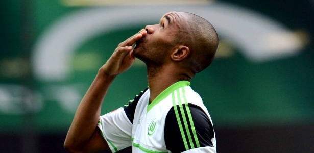 13abr2013 brasileiro naldo do wolfsburg comemora apos marcar na partida contra o hoffenheim pelo campeonato alemao 1365875816037 615x300