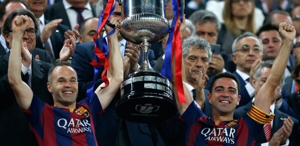 Simbolos de uma das geracoes mais vitoriosas do barcelona iniesta e xavi erguem o trofeu de campeao da copa do rei 1433022914280 615x300