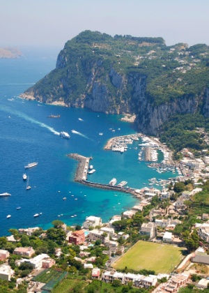 Vista geral da ilha de capri na italia 1372192025560 300x420